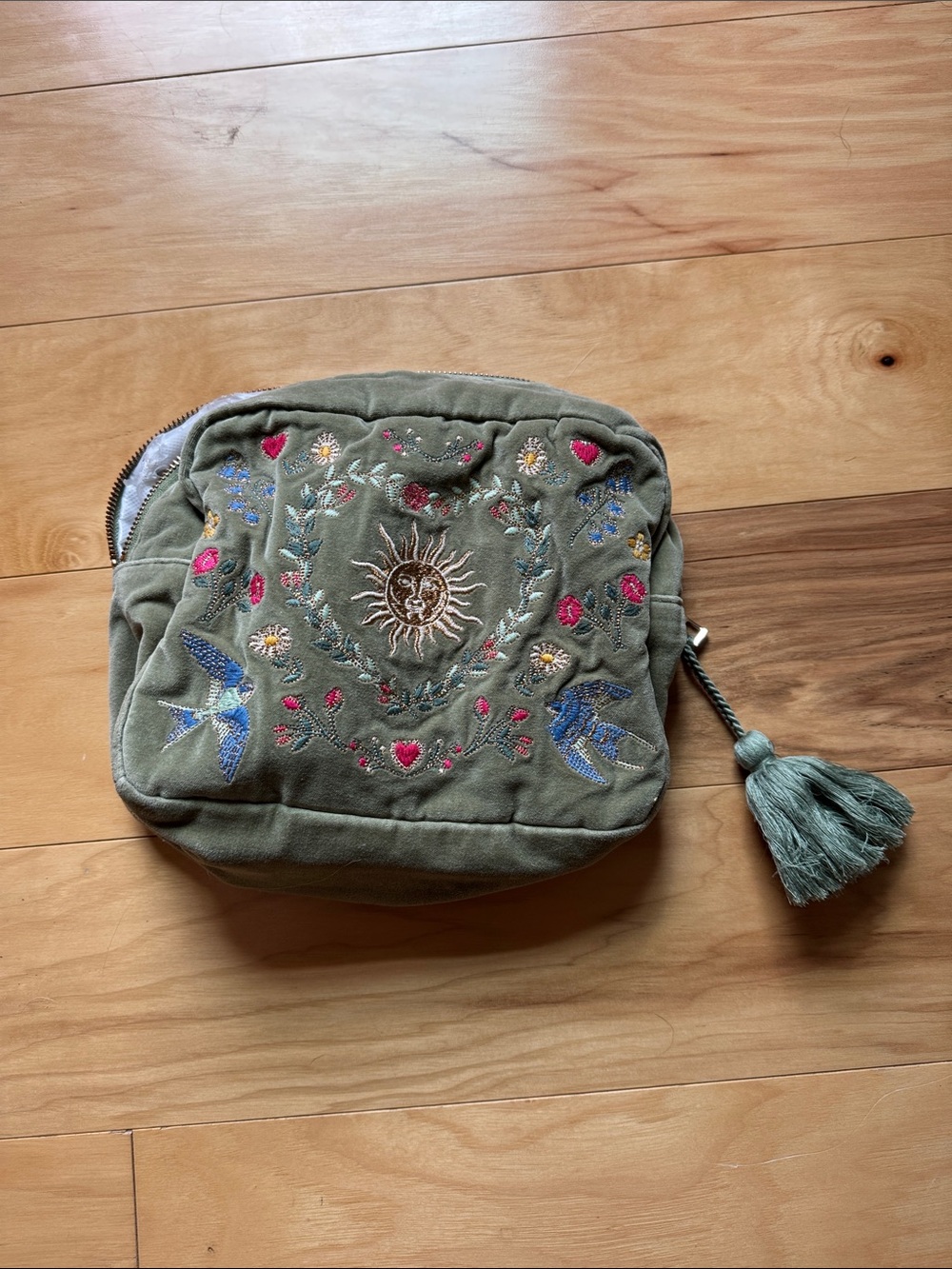 ELIZABETH SCARLETT
Earth Goddess Velvet Wash Bag - Olive - Picture 2 of 10